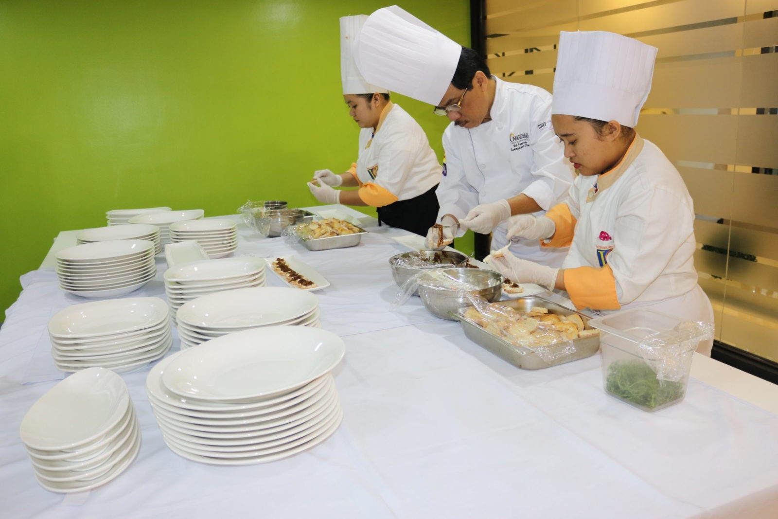 <p class="bgTxt">Worldclass culinary opportunities</p>